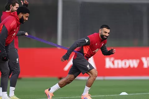 ظهر مبتسما.. صلاح يشارك في تدريبات ليفربول بعد أزمته مع سلوت (صور)